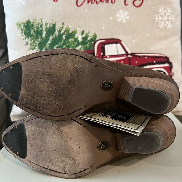 NIB Frye Brown Suede Bootie Boots 8 - Picture 7 of 9